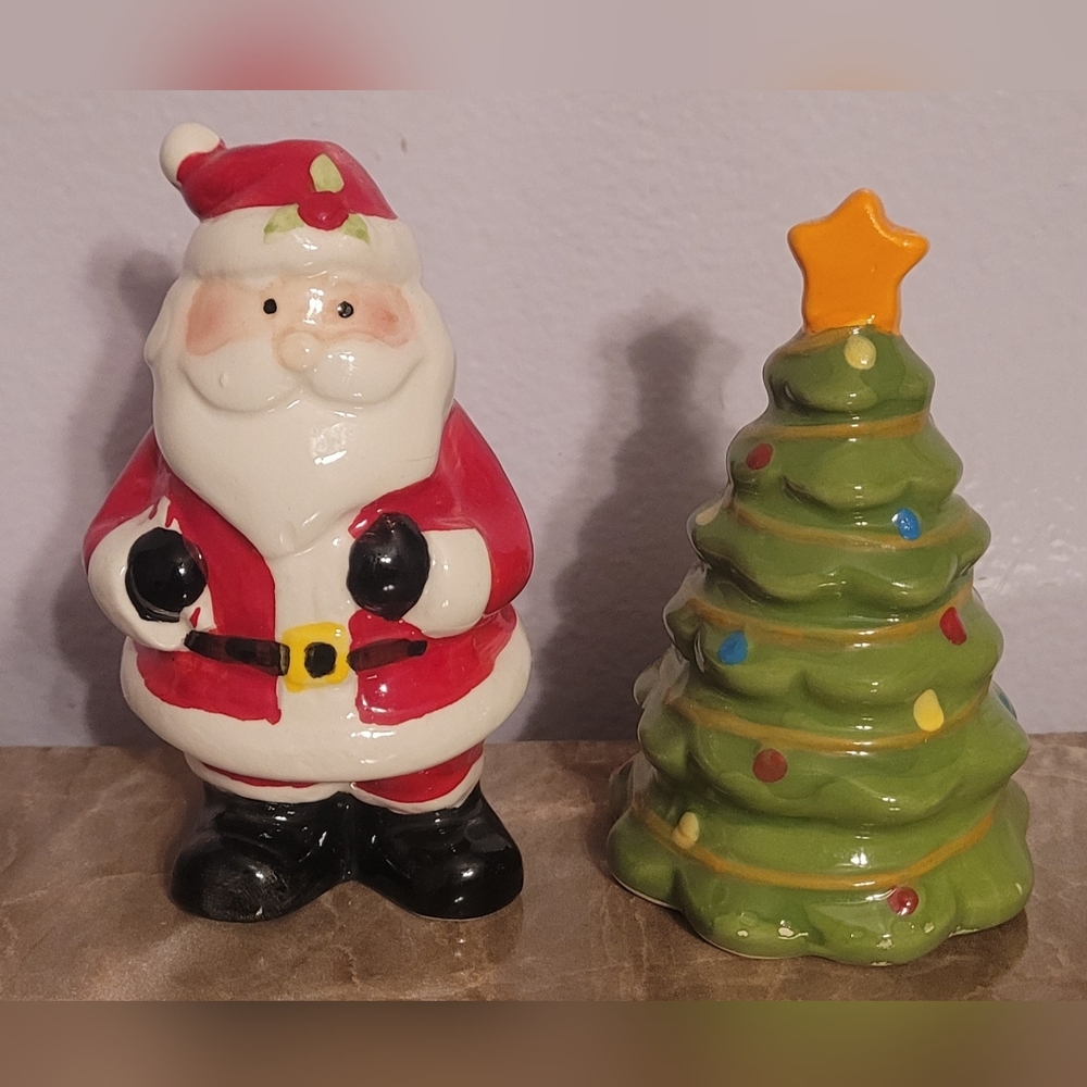 Pfaltzgraff Red Santa and Green Christmas Salt & Pepper Shaker Set- NEW!!